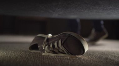 Öğrenci yatağın altında keds 'i arıyor, yakın plan. Boşluğu kopyala