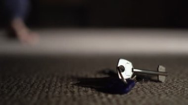 Kayıp anahtarları arıyorum. Kanepenin altında anahtar aranıyor. Boşluğu kopyala