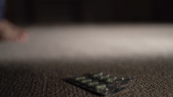 Homme Arabe Recherche Pilules Drogues Perdues Sous Canapé Gros Plan — Video