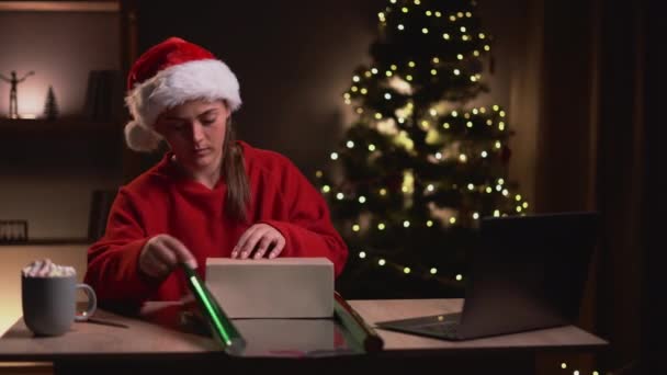 Mulher Sorridente Embalando Presente Natal Enquanto Sentado Mesa Trabalho Com — Vídeo de Stock