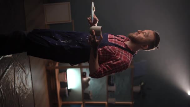 Pelukis Pria Yang Bijaksana Berpikir Studio Gelapnya Seniman Muda Merenungkan — Stok Video
