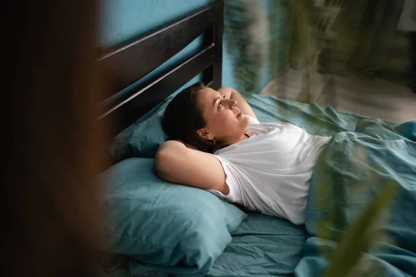 Счастливого Утра Портрет Красивой Молодой Женщины Отдыхающей Кровати Руками Головой — стоковое фото