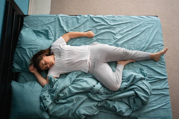 Vista Superior Hermosa Joven Pijama Descansando Casa Durmiendo Una Cama —  Fotos de Stock
