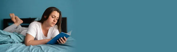Приваблива Прекрасна Чарівна Дівчина Сидить Ліжку Читаючи Історію Сучасному Світлому — стокове фото