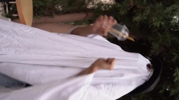 万圣节快乐有趣的鬼穿着白色床单在街上 鬼片服装 万圣节派对狂欢节 垂直录像 — 图库视频影像