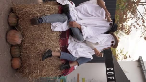 Divertissement Mode Consiste Habiller Couvre Lits Blancs Draps Représentant Symboliquement — Video