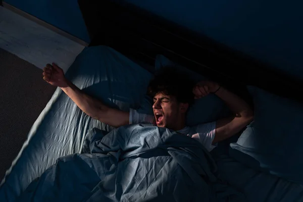 Bocejo Homem Acordado Tarde Noite Cama Não Pode Adormecer Cansado — Fotografia de Stock