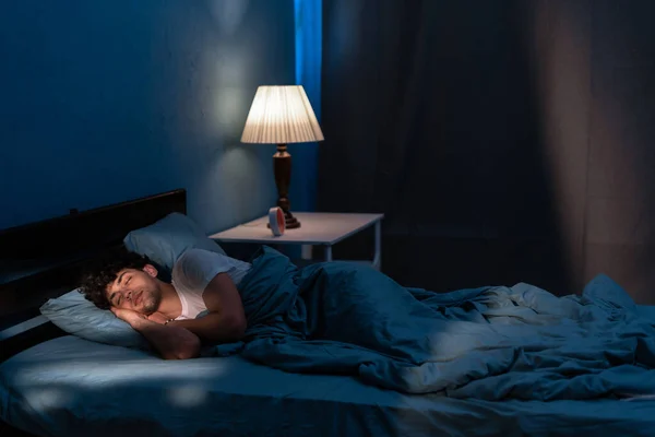 Genç Arap Bir Adam Geceleri Yatakta Uyuyor Millet Uyku Dinlenme — Stok fotoğraf