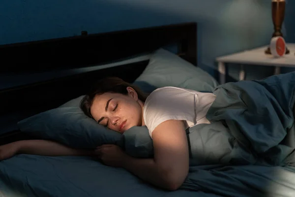 Mulher Jovem Dormindo Tranquilamente Seu Quarto Noite Relaxar Noite Espaço — Fotografia de Stock
