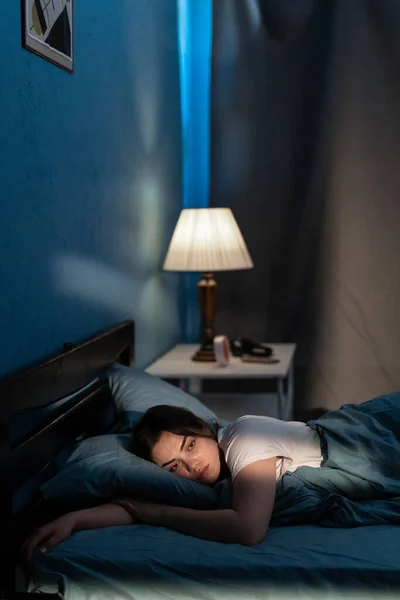 Uykusuzluktan Muzdarip Bir Kadın Açık Gözlerle Yatakta Yatıyor Yatakta Uykusuzluk — Stok fotoğraf