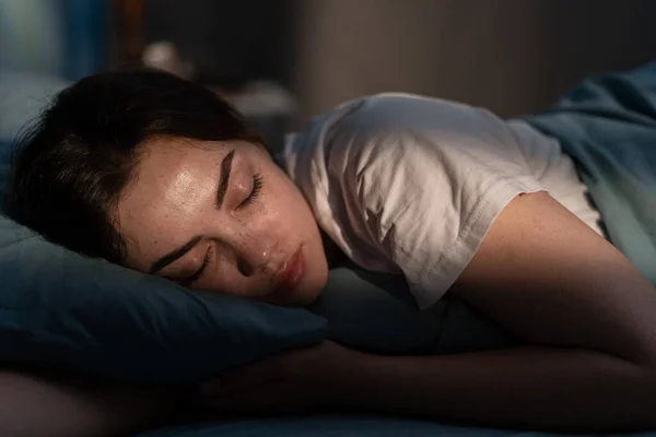 Портрет Красивой Молодой Женщины Уютно Спящей Кровати Своей Спальне Ночью — стоковое фото