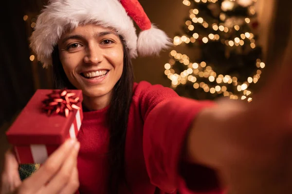 Pozitif Kadın Portresi Hediye Kutusu Noel Süslemeleri Ile Evde Selfie — Stok fotoğraf