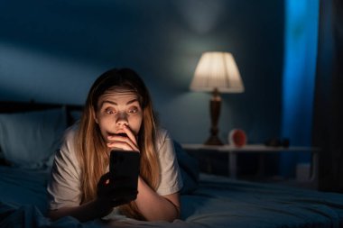 Şok olmuş bir kadın internette sohbet ediyor ve sörf yapıyor. Geceleri yatakta yatıyor. Sıkıcı, uykusuz ve akıllı telefondan yorgun. Uykusuzluk ve seyyar bağımlılık kavramında.