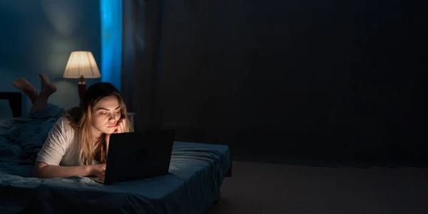 Молода Жінка Ноутбуком Ліжку Вдома Вночі Технології Інтернет Комунікації Концепція — стокове фото
