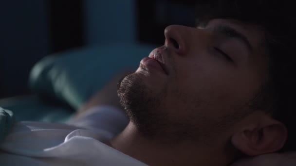 夜遅くに不眠症に苦しんでベッドの上でストレスの男性は 夜の真ん中に目を覚ます 睡眠時無呼吸やストレス 不眠症の概念 — ストック動画
