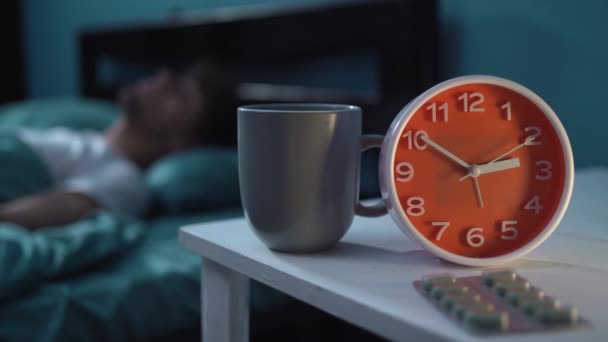 Yataktaki Adam Uyku Hapı Gece Ilacı Alıyor Uykusuzluk Çekiyor Yatak — Stok video