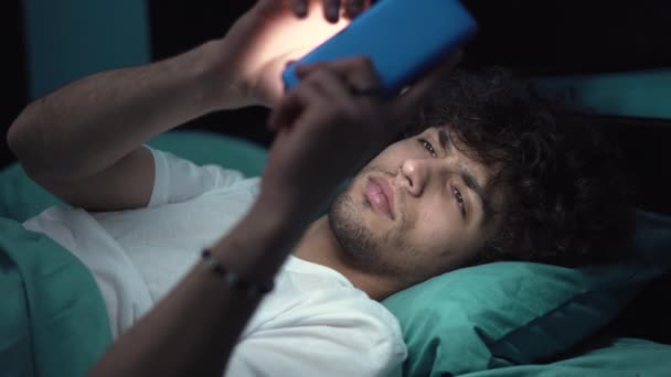 Młody Arabczyk Korzystający Smartfona Leżącego Nocy Łóżku Mający Obolałe Zmęczone — Wideo stockowe