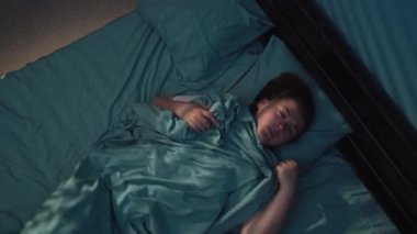 Depresyonda olan genç bir kadın yatak odasında uykusuzluktan uyuyamaz.