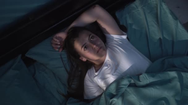 Slaapstoornis Slapeloosheid Concept Jonge Vrouw Ligt Nachts Wakker Bed Bovenaanzicht — Stockvideo