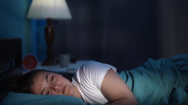 Ung Kvinna Som Lider Sömnlöshet När Hon Ligger Sängen Natten — Stockvideo
