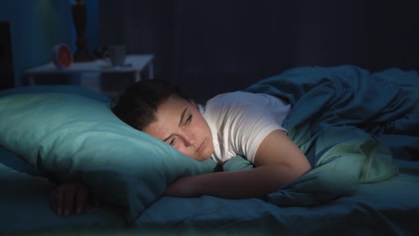 Młoda Kobieta Cierpiąca Bezsenność Leży Domu Nie Mogąc Spać Środku — Wideo stockowe
