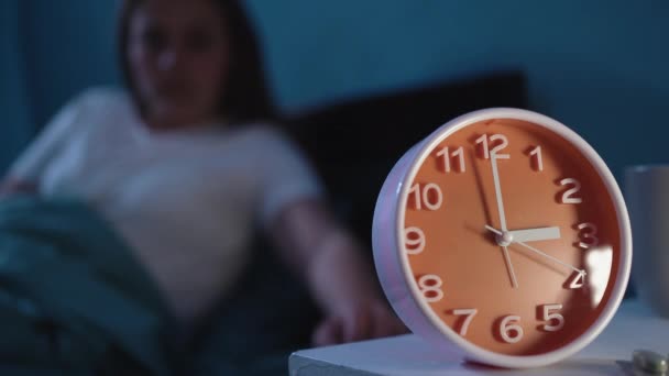 Jonge Vrouw Bed Lijdt Aan Slapeloosheid Slaapstoornis Denkend Aan Haar — Stockvideo