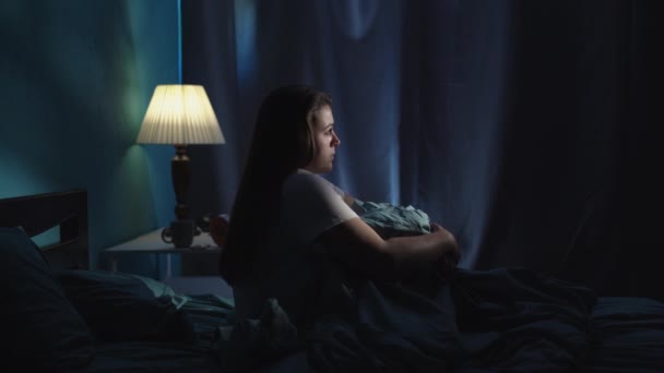 Przygnębiona Kobieta Siedząca Nocy Łóżku Cierpiąca Powodu Smutku Bezsenności Niepokoju — Wideo stockowe