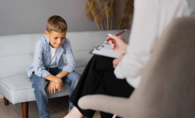 Parlak bir ofiste bir okul çocuğuyla çalışan profesyonel bir çocuk psikoloğu. Çocukların zihinsel terapi konsepti