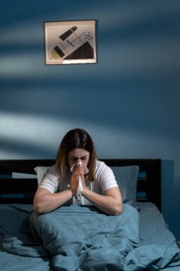 Hasta kız geceleri yatağında hapşırarak uykusundan uyanır. Çekici genç bir kadın alerji yüzünden acı çekiyor. Evde hapşırırken burnunu mendille kapatıyor. Boşluğu kopyala