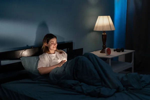 Счастливая Улыбающаяся Молодая Женщина Ноутбуком Лежащим Постели Ночам Технологии Интернет — стоковое фото