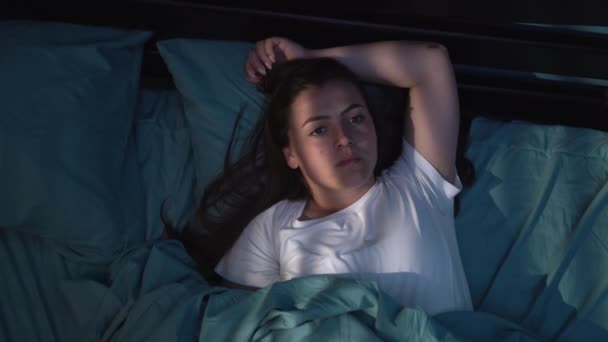 Άγρυπνη Νεαρή Γυναίκα Ξαπλωμένη Στο Κρεβάτι Βράδυ Που Υποφέρει Από — Αρχείο Βίντεο
