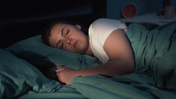 Νεαρή Γυναίκα Κοιμάται Άνετα Ένα Κρεβάτι Στην Κρεβατοκάμαρά Της Βράδυ — Αρχείο Βίντεο