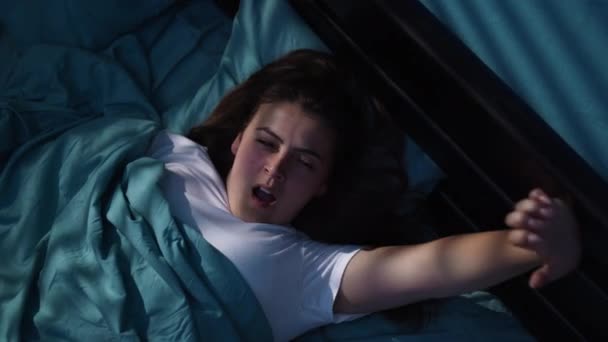 Mulher Que Sofre Insônia Noite Continua Bocejando Dormindo Vista Superior — Vídeo de Stock