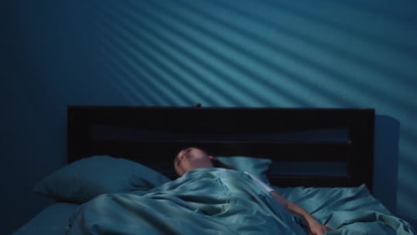 失眠和噩梦的概念 惊慌失措的女人晚上从床上的噩梦中醒来 复制空间 — 图库视频影像