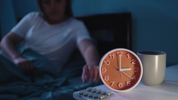 Kobieta Cierpiąca Bezsenność Nocy Pije Tabletki Sen Wodą Koncepcja Leczenia — Wideo stockowe