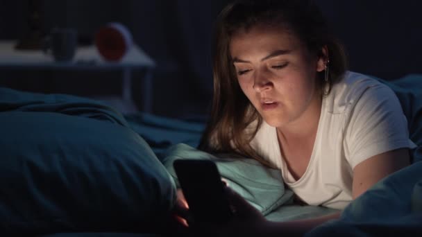 Trött Kvinna Gäspande Liggande Sängen Och Surfa Sociala Medier Smartphone — Stockvideo