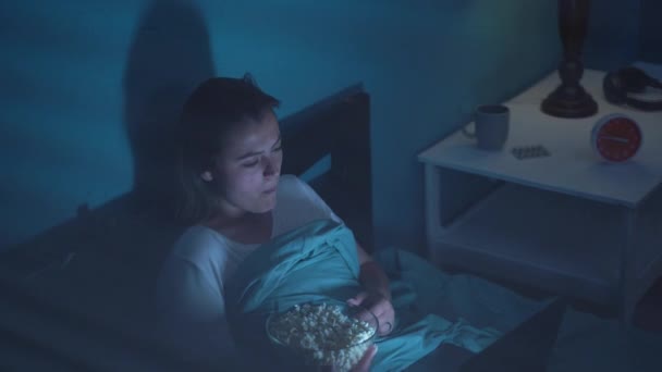 Aantrekkelijke Jonge Vrouw Die Popcorn Eet Films Kijkt Laptop Terwijl — Stockvideo