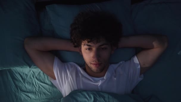 Joven Estresado Tratando Dormir Cama Por Noche Sufriendo Insomnio Vista — Vídeo de stock