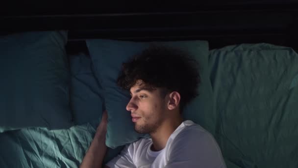 Νεαρός Όμορφος Άντρας Ξαπλωμένος Στο Κρεβάτι Αργά Βράδυ Προσπαθώντας Κοιμηθεί — Αρχείο Βίντεο