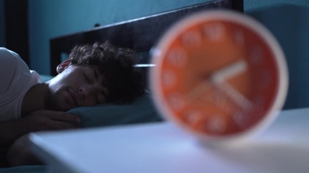 Foco Seletivo Despertador Quarto Pessoa Masculina Tentando Adormecer Cama Distúrbio — Vídeo de Stock