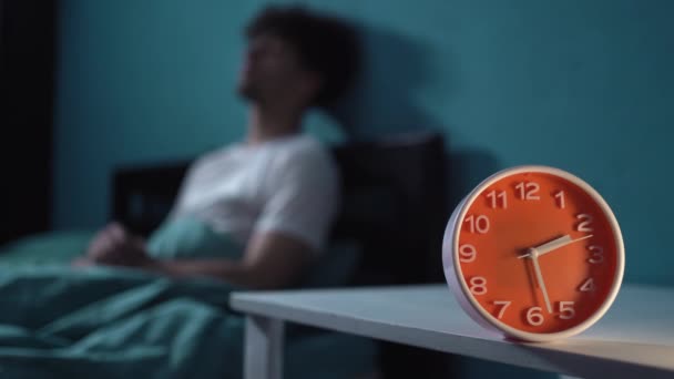 Απογοητευμένος Νεαρός Στο Κρεβάτι Που Υποφέρει Από Αϋπνία Κοιτάζοντας Ρολόι — Αρχείο Βίντεο