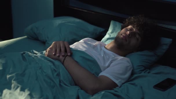 Homem Árabe Dormindo Cama Recebendo Telefonema Tarde Noite Seu Smartphone — Vídeo de Stock
