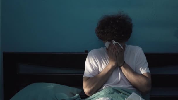 Молодой Больной Человек Страдает Простуды Гриппа Пытаясь Заснуть Своей Спальне — стоковое видео