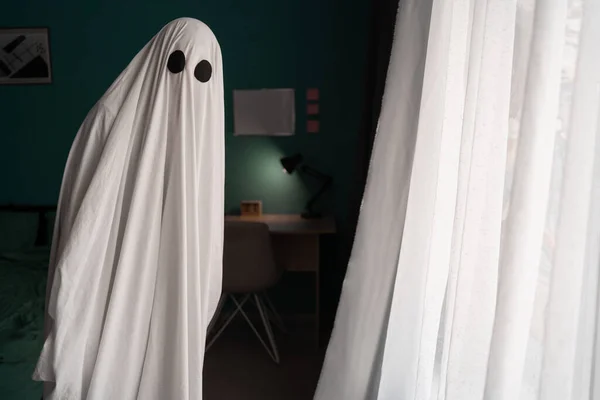 Ghost Bedekt Met Een Wit Spooklaken Een Slaapkamer Halloween Concept — Stockfoto