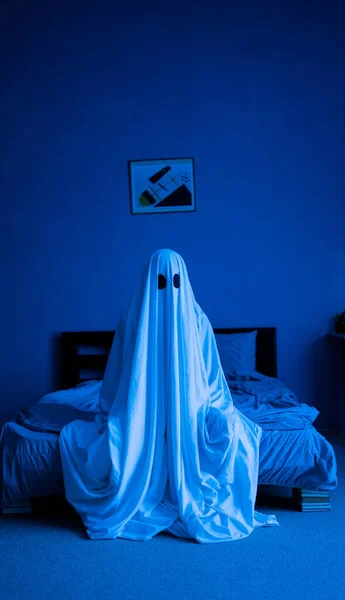 Fantasma Halloween Sentado Cama Luz Azul Tonificada Copiar Espacio —  Fotos de Stock