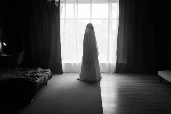 Silhouette Fantôme Dans Fenêtre Intérieur Chambre Nuit Scène Horreur Concept — Photo