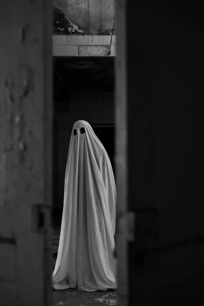 Fantôme Dans Maison Hantée Homme Mystérieux Regardant Par Porte Scène — Photo