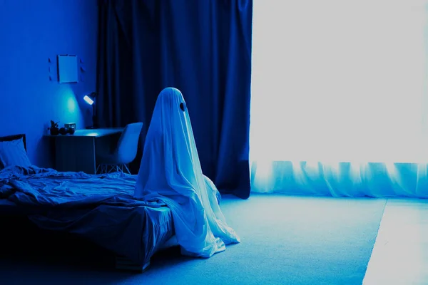 万圣节派对的概念 在卧室里的鬼魂薄片鬼服装 扔好的照片 复制空间 — 图库照片