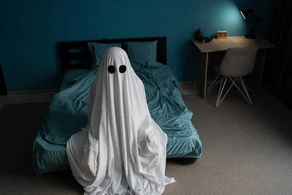 Fantasma Lençol Branco Senta Cama Quarto Noite Cena Terror Conceito — Fotografia de Stock