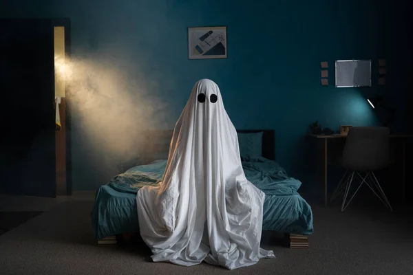 Ghost Een Wit Laken Zit Bed Slaapkamer Licht Rook Achtergrond — Stockfoto